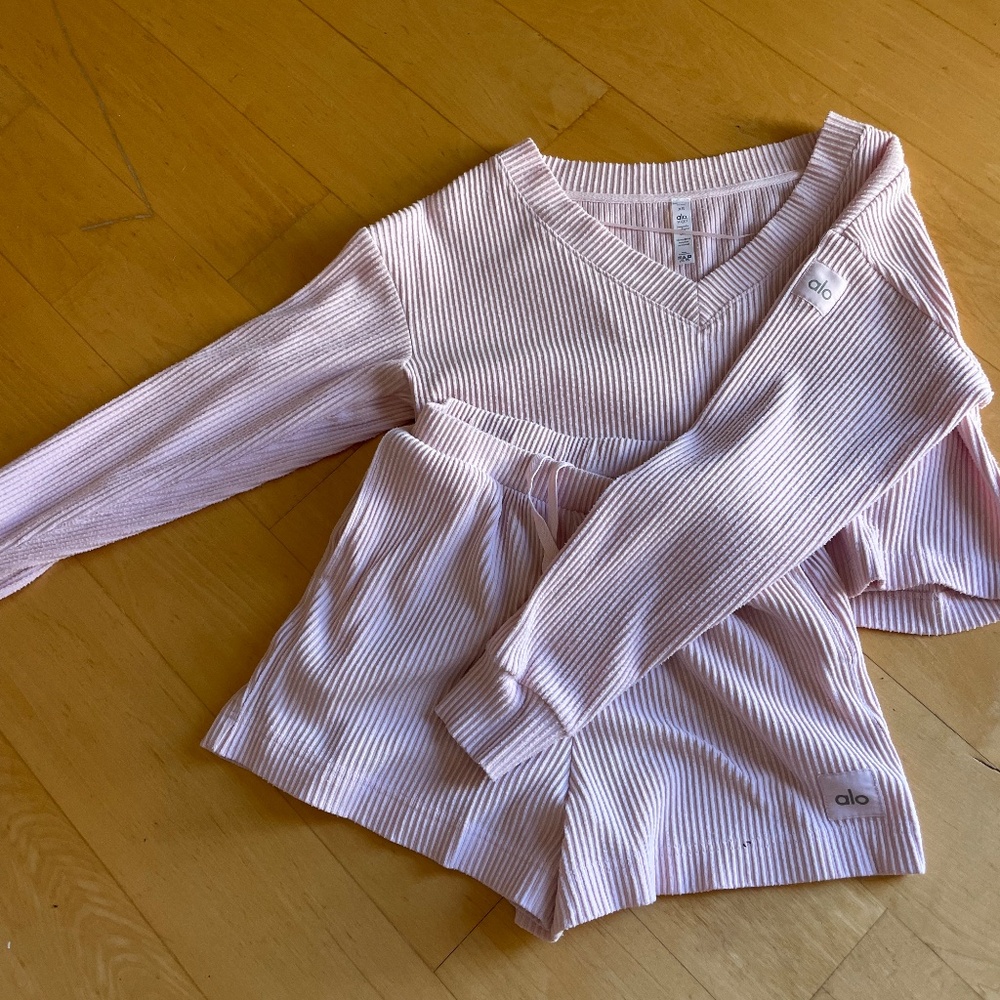Alo ribbed sweatshirt and shorts set -pink XS